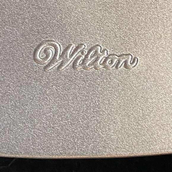 EUC Wilton Easter Mini Cake Pan. Metal cake pan makes 6 Mini Cakes - Picture 2 of 11